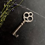 アメリカ 1920年頃-1950年代 アンティーク キャビネット鍵/ドアキー 幸運/開運 オープンバレルボウ スチームパンク 約 長さ5.7cm [EW0517]