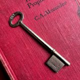 ドイツ 1950-1970年代頃 ドイツ製家具用鍵 刻印Taylor Germany No563 アンティークキー｜(約9.5cm) [EW0669]