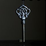 フランス 1900-1950年代頃 フランス製 アンティーク装飾キー｜フランスの時を閉じ込めた、美しき一点｜(約8.2cm)