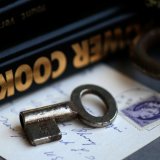 ベルギー ブリュッセルの蚤の市 刻印828 ブロカント鍵 1970年代 古鍵 アンティーク(約4.7cm) [BM1616]など新着アップ