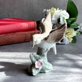 イギリス 陶器製小鳥の置物 羽ばたく小鳥オブジェ 陶器フィギュリン 小鳥雑貨 (約 高さ11.5cm) [AA1008]