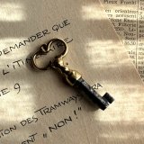 フランス 1900-1950年代頃 フランス製 アンティーク装飾キー|フランスでは「富・健康・繁栄」を呼び込むラッキーアイテムとして親しまれています。｜(約4.9cm) [EW0810]