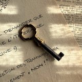 フランス 1900-1950年代頃 フランス製 アンティーク装飾キー|フランスでは「富・健康・繁栄」を呼び込むラッキーアイテムとして親しまれています。｜(約5.4cm) [EW0811]