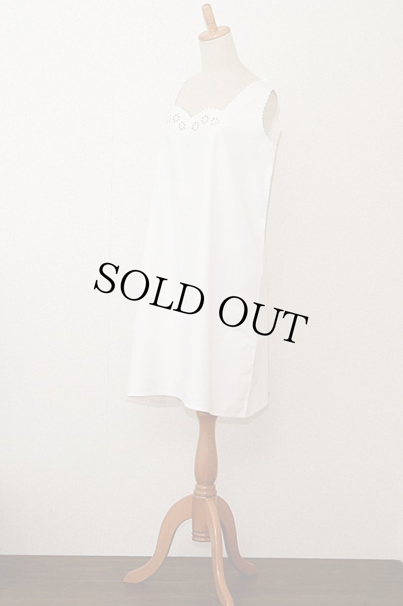 画像2: 〈ドイツ〉アンティークジャーマンコットンドレス手刺繍フラワーとMRの糸巻きボタン (2)