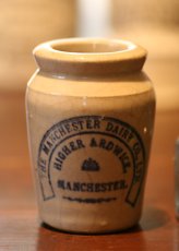 画像2: 〈イギリス〉1900年代 マンチェスターデイリー社の小さな陶器ジャー (2)