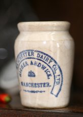 画像1: 〈イギリス〉1900年代 マンチェスターデイリー社の小さな陶器ジャー (1)