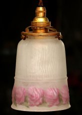 画像1: 〈イギリス〉1940年〜1960年頃　ハンドペイントのピンクローズのフロストガラスアンティークランプシェード （器具なし） (1)