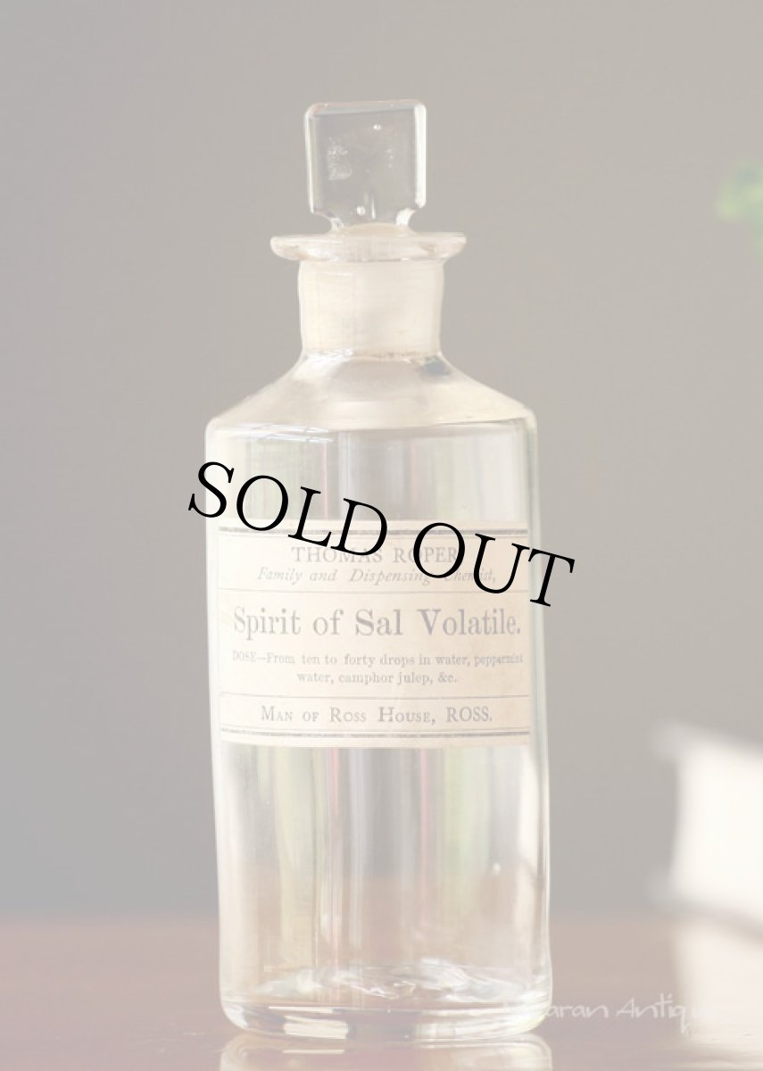 画像1: 〈イギリス〉ガラス英字ラベルボトルSpirit of Sal Volatile ガラスキャップ付き（約高さ15.0cm） (1)