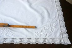 画像12: 〈ベルギー〉ブロカント ホワイトリネン花手刺繍のテーブルクロス (12)