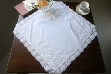 画像2: 〈ベルギー〉ブロカント ホワイトリネン花手刺繍のテーブルクロス (2)