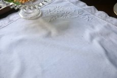 画像5: 〈ベルギー〉ブロカント ホワイトリネン花手刺繍のテーブルクロス (5)