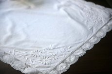 画像10: 〈ベルギー〉ブロカント ホワイトリネン花手刺繍のテーブルクロス (10)