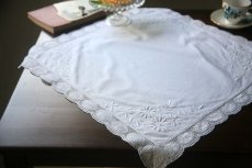 画像9: 〈ベルギー〉ブロカント ホワイトリネン花手刺繍のテーブルクロス (9)