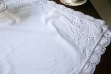 画像8: 〈ベルギー〉ブロカント ホワイトリネン花手刺繍のテーブルクロス (8)