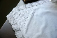 画像6: 〈ベルギー〉ブロカント ホワイトリネン花手刺繍のテーブルクロス (6)