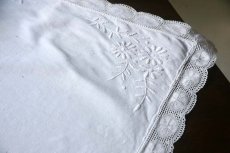 画像7: 〈ベルギー〉ブロカント ホワイトリネン花手刺繍のテーブルクロス (7)