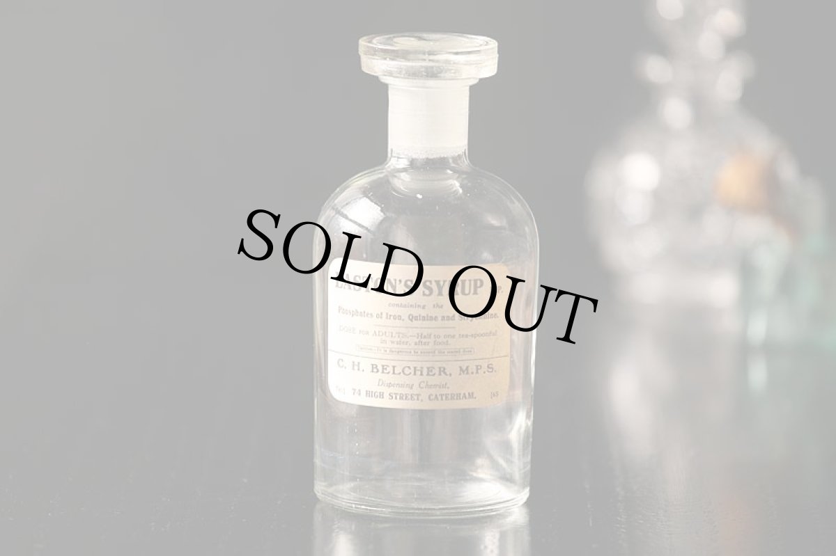 画像2: 〈イギリス〉 英字ラベルガラスボトルガラスキャップ付き (約高さ14.6cm) (2)