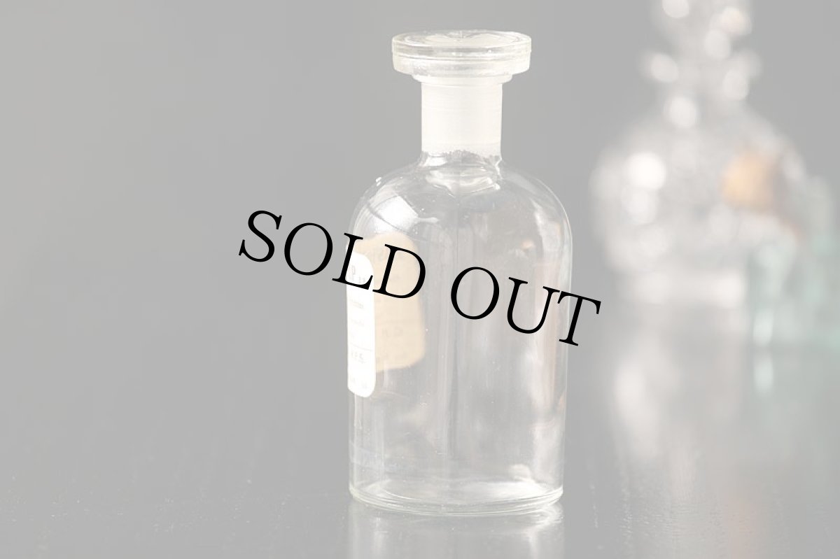 画像4: 〈イギリス〉 英字ラベルガラスボトルガラスキャップ付き (約高さ14.6cm) (4)