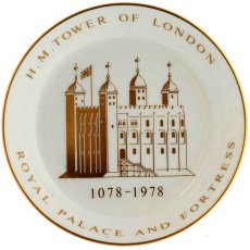 画像2: 〈ROYAL WORCESTER〉1978年 ロイヤルウースター ロンドン塔 (H.M.TOWER OF LONDON)のピンディッシュ (2)