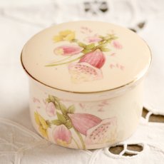 画像4: 〈Royal Worcester〉Palissy可愛い花々の手書き陶磁器BOX　 (4)