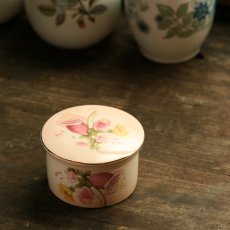 画像2: 〈Royal Worcester〉Palissy可愛い花々の手書き陶磁器BOX　 (2)
