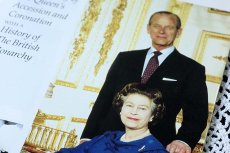 画像3: 〈英国〉エリザベス女王 即位＆戴冠40周年記念本 (3)