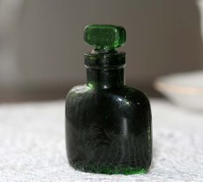 画像1: 〈イギリス〉ガラスのストッパー付き アンティークガラスボトル 人気のフォレストグリーン(約 高さ7.4cm) (1)