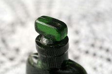 画像5: 〈イギリス〉ガラスのストッパー付き アンティークガラスボトル 人気のフォレストグリーン(約 高さ7.4cm) (5)