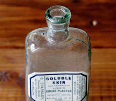 画像8: 英国アンティークガラス瓶 SOLUBLE SKIN 英字ラベル付き (約高さ 15.0cm) (8)