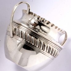 画像5: イギリス 英国銀器 フリルの銀細工が気品漂うシュガーポット (5)