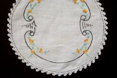 画像7: イギリス ハンドメイド刺繍イエローフラワーのリネンドイリー (7)