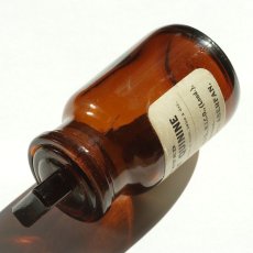 画像3: イギリス 英字ラベル アンバーボトル TINCTURE OF QUINIE ガラスキャップ付き（約高さ9.3cm） (3)