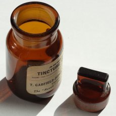 画像7: イギリス 英字ラベル アンバーボトル TINCTURE OF QUINIE ガラスキャップ付き（約高さ9.3cm） (7)