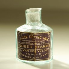 画像1: イギリス 1900年頃  英国 アンティーク雑貨 英字ラベル オクタゴンインクガラス瓶(約高さ5.9cm) (1)