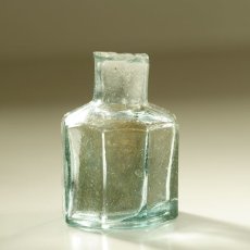 画像3: イギリス 1900年頃  英国 アンティーク雑貨 英字ラベル オクタゴンインクガラス瓶(約高さ5.9cm) (3)