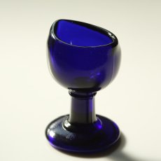 画像2: イギリス 1960sアンティークガラス アイカップ MADE IN ENGLAND コバルトブルー (2)