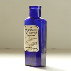 画像2: イギリス A STRINGENT TINCTURE アンティークガラスボトル  英字ラベル付き 約15.1cm (2)