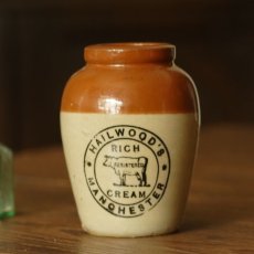 画像1: イギリス アンティーク雑貨 陶器ボトル HAILWOOD'S MANCHESTER RICH CREAM (約 高さ9.3cm) (1)