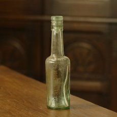 画像1: イギリス アンティーク瓶 ガラスストッパー付き GOODALL BACKHOUSE&Co(高さ約19.5cm) (1)