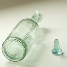 画像5: イギリス アンティーク瓶 ガラスストッパー付き GOODALL BACKHOUSE&Co(高さ約23.5cm) (5)