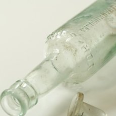 画像11: イギリス アンティーク瓶 ガラスストッパー付き GOODALL BACKHOUSE&Co(高さ約19.5cm) (11)