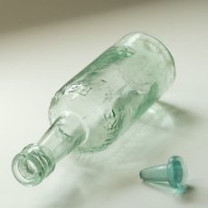 画像6: イギリス アンティーク瓶 ガラスストッパー付き GOODALL BACKHOUSE&Co(高さ約23.5cm) (6)