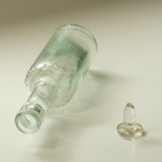 画像5: イギリス アンティーク瓶 ガラスストッパー付き GOODALL BACKHOUSE&Co(高さ約19.5cm) (5)