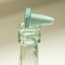 画像9: イギリス アンティーク瓶 ガラスストッパー付き GOODALL BACKHOUSE&Co(高さ約23.5cm) (9)