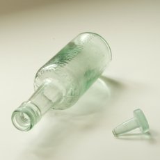 画像5: イギリス アンティーク瓶 ガラスストッパー付き GOODALL BACKHOUSE&Co(高さ約19.5cm) (5)