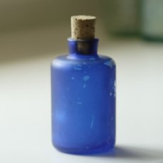 画像2: イギリス ヴィンテージ ブルーガラス瓶  (約高さ9.9cm) (2)