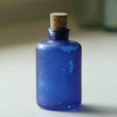 画像3: イギリス ヴィンテージ ブルーガラス瓶  (約高さ9.9cm) (3)