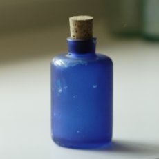 画像4: イギリス ヴィンテージ ブルーガラス瓶  (約高さ9.9cm) (4)
