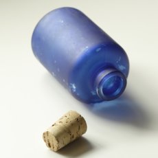 画像7: イギリス ヴィンテージ ブルーガラス瓶  (約高さ9.9cm) (7)