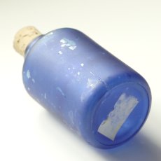 画像6: イギリス ヴィンテージ ブルーガラス瓶  (約高さ9.9cm) (6)
